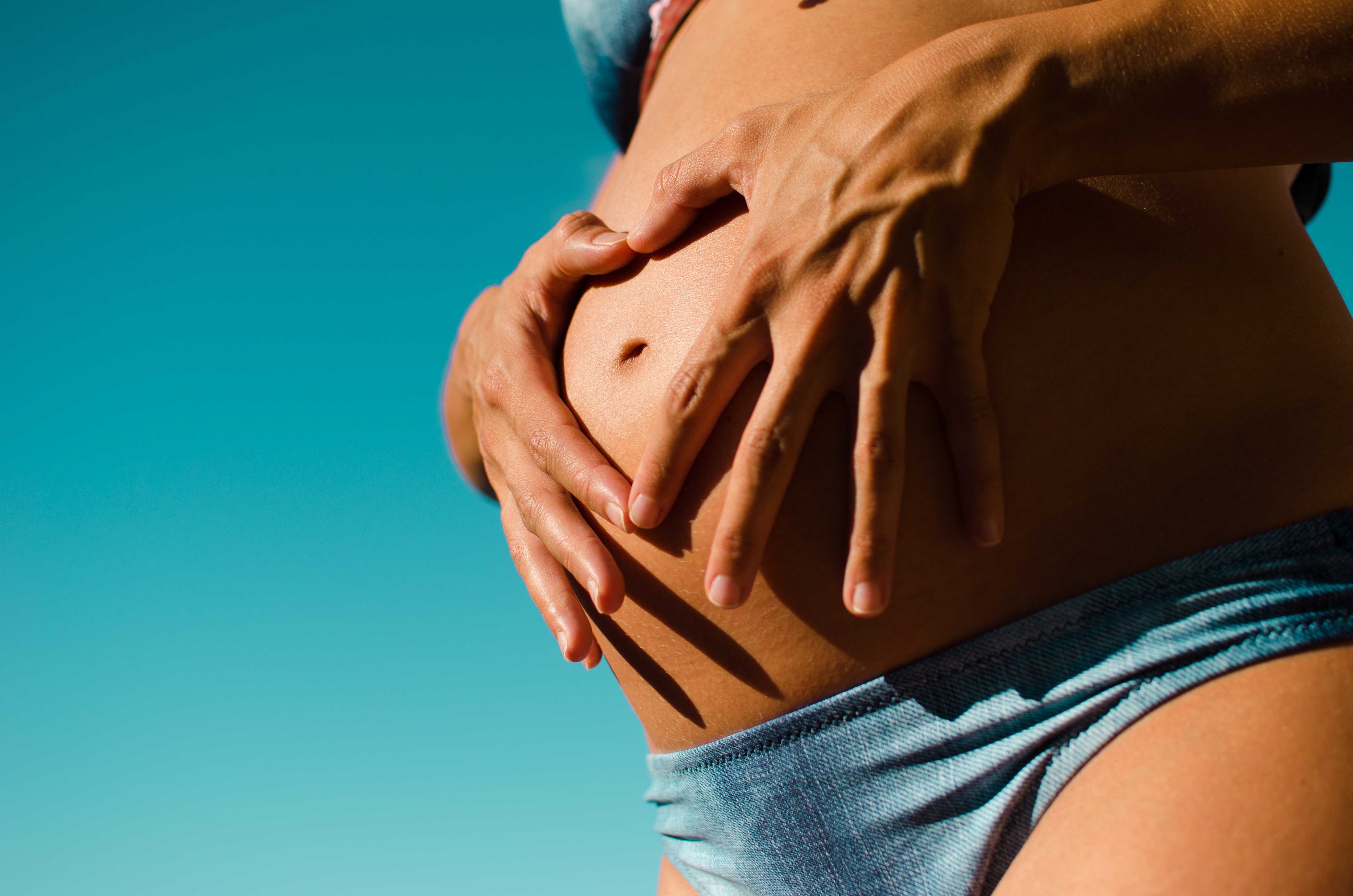 Durerile în sarcină: când sunt normale și când anunță un pericol real